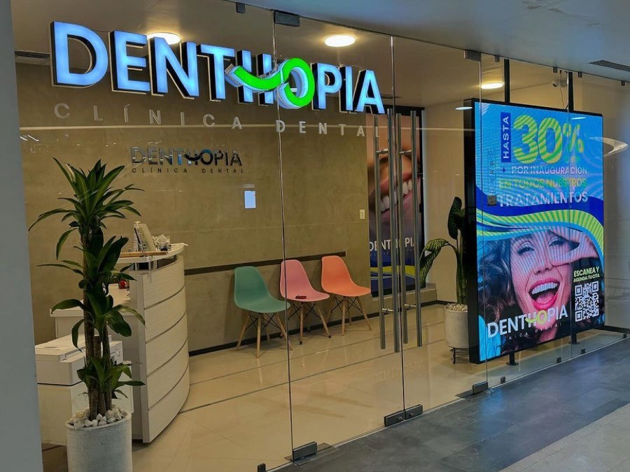 Pantalla LED vertical en la recepción de una clínica dental