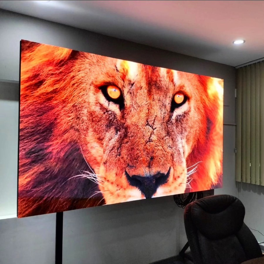 Pantalla LED de paso fino en una sala de juntas mostrando la imagen de un león a gran detalle