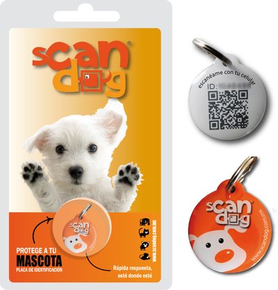 Empaque de la placa Carita: tarjeta naranja con un cachorro, la placa al frente y, a un lado, sus dos caras