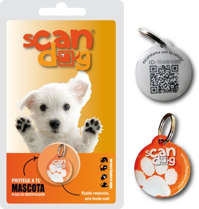 Empaque de la placa Huellita: tarjeta naranja con un cachorro, la placa al frente y, a un lado, sus dos caras