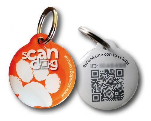Placa Huellita: círculo naranja con una huella blanca y el logo de Scandog; al reverso, el código QR