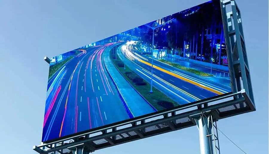 Pantalla LED de exterior de gran formato instalada sobre estructura, a plena luz del día